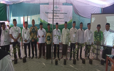 Penyerahan dan Penanaman Bibit Sawo pada PD PKPNU Pusat